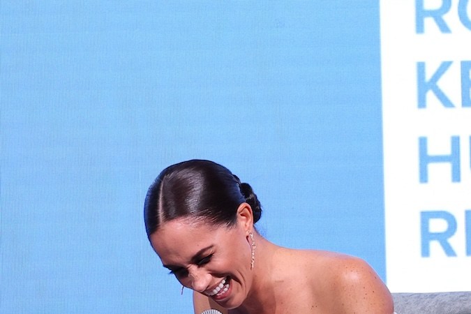 Meghan Markle se convierte en “becaria” en un divertido video para su marca de latte favorita