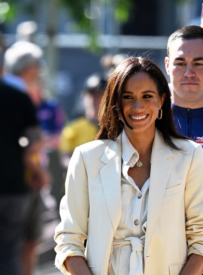 Meghan Markle se convierte en “becaria” en un divertido video para su marca de latte favorita