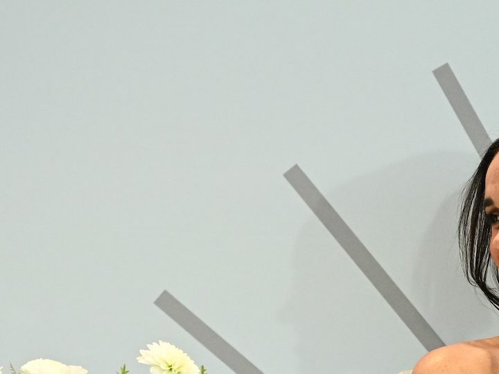 Meghan Markle se convierte en “becaria” en un divertido video para su marca de latte favorita