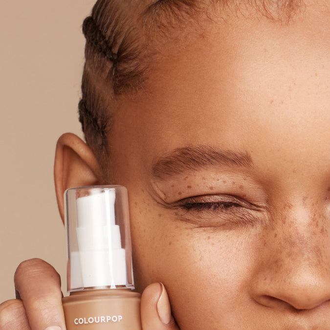 Megan Fox usa una base de maquillaje de $16 dólares, para conseguir una piel resplandeciente