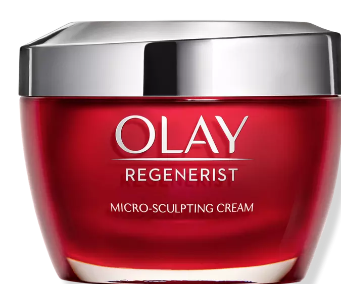 Conoce la crema facial de farmacia de $27 dólares que Dolly Parton usa para reafirmar su piel