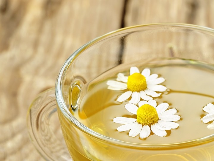 Cuidado del cutis: 6 beneficios de la manzanilla y cómo usarla en la piel del rostro