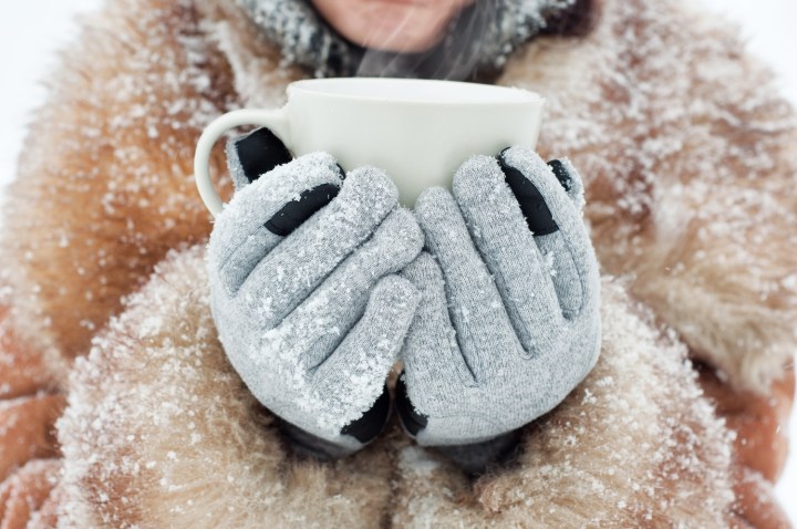 Dile adiós al frío con estos 8 guantes de mujer con forro polar por menos de $7 dólares
