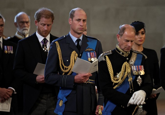 El drama del príncipe Harry se usó para quitar la atención de la infidelidad del príncipe William