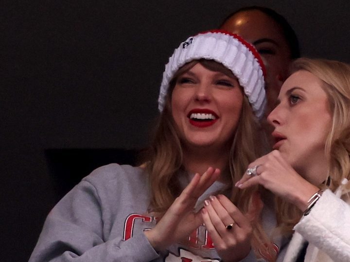 7 faldas de colegiala inspiradas en la que Taylor Swift usó en el último partido de Travis Kelce