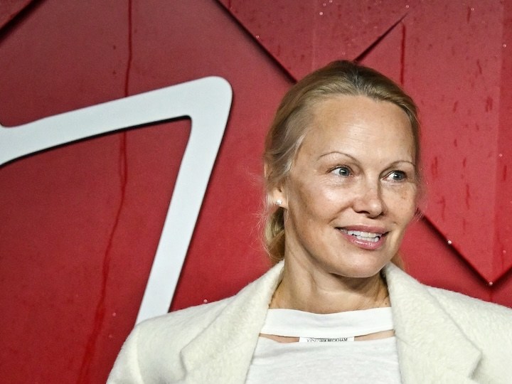 Pamela Anderson, sin una gota de maquillaje, da una clase de estilo para usar blanco en invierno