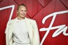 Pamela Anderson, sin una gota de maquillaje, da una clase de estilo para usar blanco en invierno