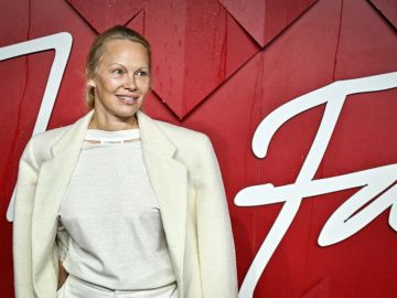 Pamela Anderson, sin una gota de maquillaje, da una clase de estilo para usar blanco en invierno