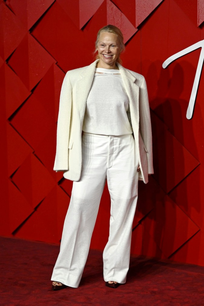 Pamela Anderson, sin una gota de maquillaje, da una clase de estilo para usar blanco en invierno