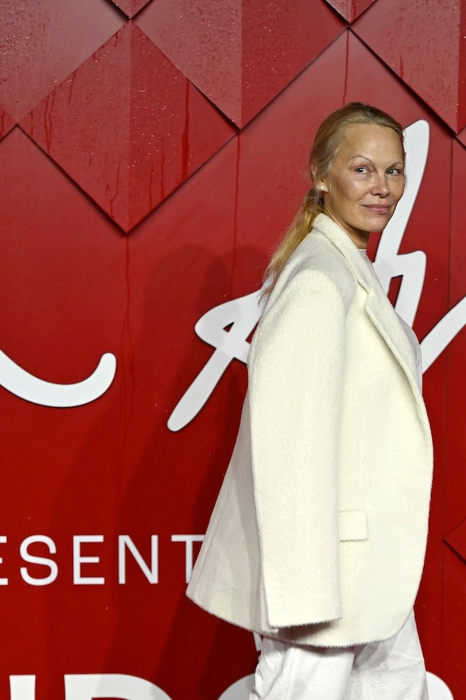 Pamela Anderson, sin una gota de maquillaje, da una clase de estilo para usar blanco en invierno
