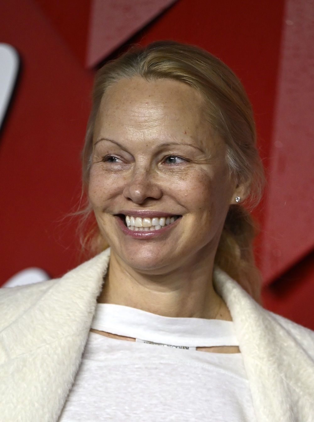 Pamela Anderson, sin una gota de maquillaje, da una clase de estilo para usar blanco en invierno