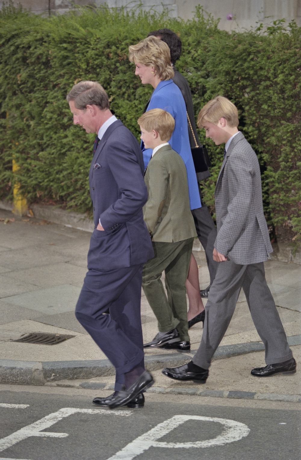 La razón por la que los príncipes Harry y William no podían comer con sus papás en Navidad