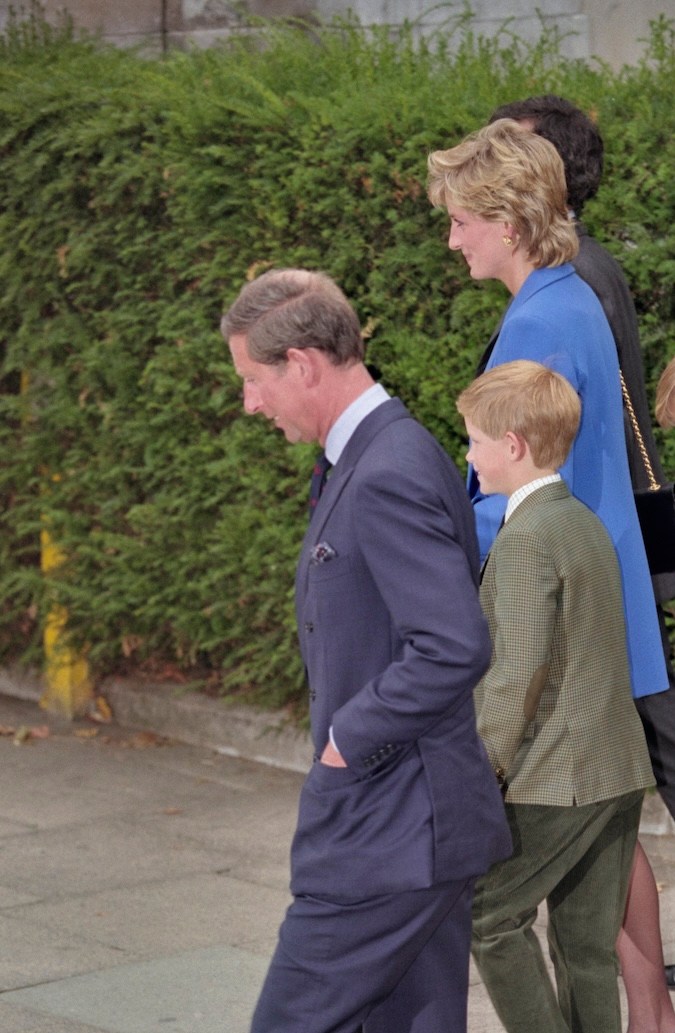 La razón por la que los príncipes Harry y William no podían comer con sus papás en Navidad