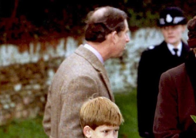 La razón por la que los príncipes Harry y William no podían comer con sus papás en Navidad