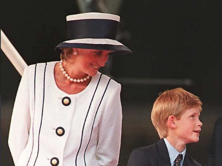 La razón por la que los príncipes Harry y William no podían comer con sus papás en Navidad