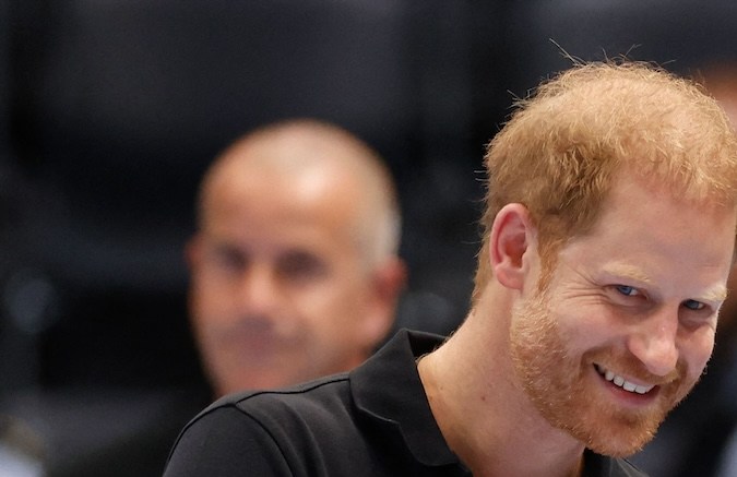 El príncipe Harry gana demanda contra tabloide por el hackeo de su teléfono y así reaccionó