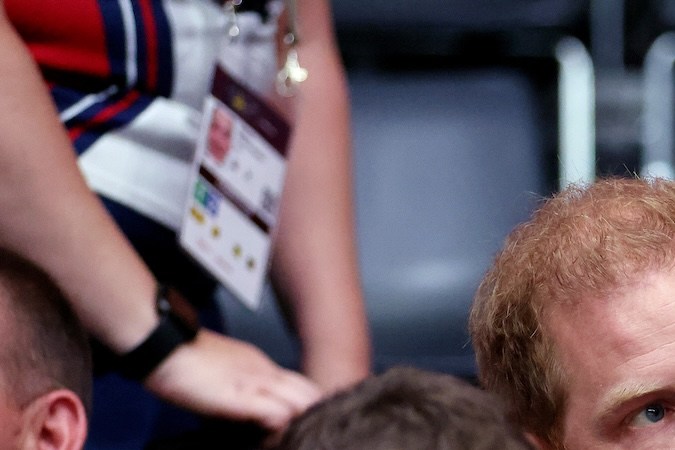 El príncipe Harry gana demanda contra tabloide por el hackeo de su teléfono y así reaccionó