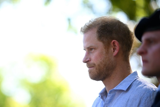 El príncipe Harry gana demanda contra tabloide por el hackeo de su teléfono y así reaccionó