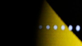 El príncipe Harry gana demanda contra tabloide por el hackeo de su teléfono y así reaccionó