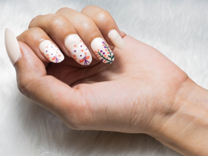 9 Glamnetic Press-On Nails que puedes regalar en las botas de Navidad, desde $15 dólares