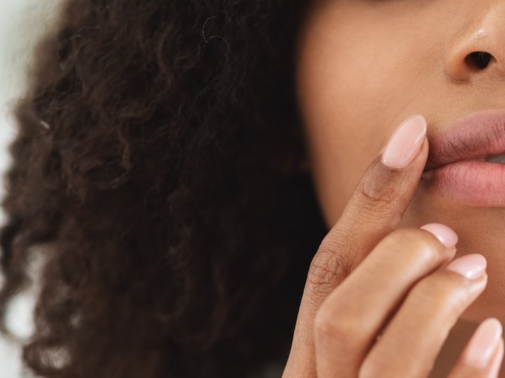 Repara la piel de tus labios agrietados y secos con este bálsamo viral de $7 dólares