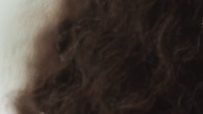 Repara la piel de tus labios agrietados y secos con este bálsamo viral de $7 dólares