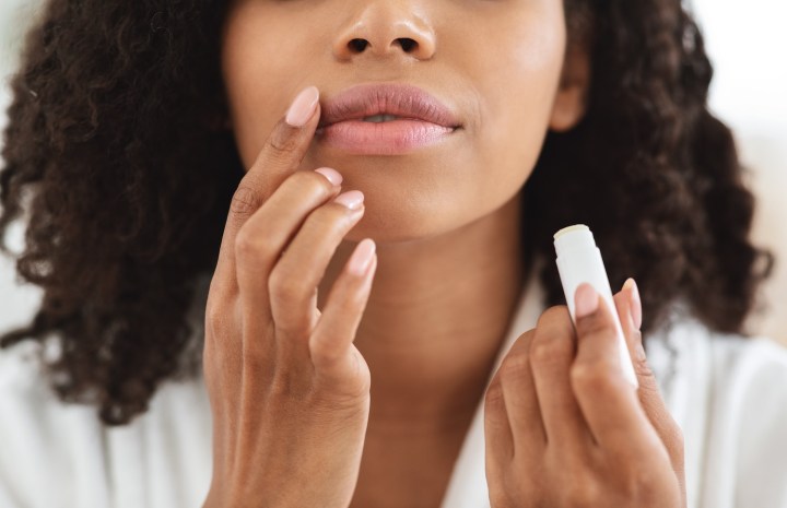 Repara la piel de tus labios agrietados y secos con este bálsamo viral de $7 dólares