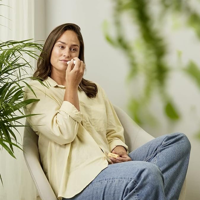 Repara la piel de tus labios agrietados y secos con este bálsamo viral de $7 dólares