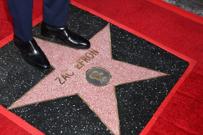 Zac Efron agradeció a Matthew Parry al recibir su estrella en el Paso de la Fama de Hollywood