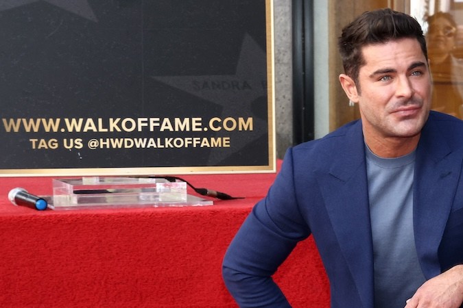 Zac Efron agradeció a Matthew Parry al recibir su estrella en el Paso de la Fama de Hollywood