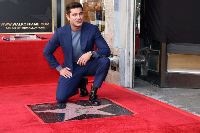 Zac Efron agradeció a Matthew Parry al recibir su estrella en el Paso de la Fama de Hollywood