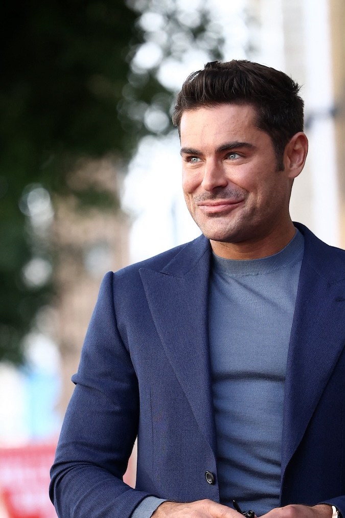 Zac Efron agradeció a Matthew Parry al recibir su estrella en el Paso de la Fama de Hollywood