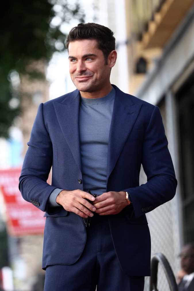 Zac Efron agradeció a Matthew Parry al recibir su estrella en el Paso de la Fama de Hollywood