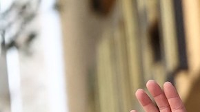 Zac Efron agradeció a Matthew Parry al recibir su estrella en el Paso de la Fama de Hollywood