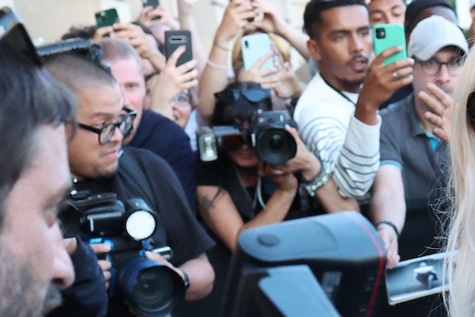 Kim Kardashian ha tenido, por años, una relación cercana a Balenciaga pero el nuevo anuncio de nueva alianza ha generado molestia entre el público.