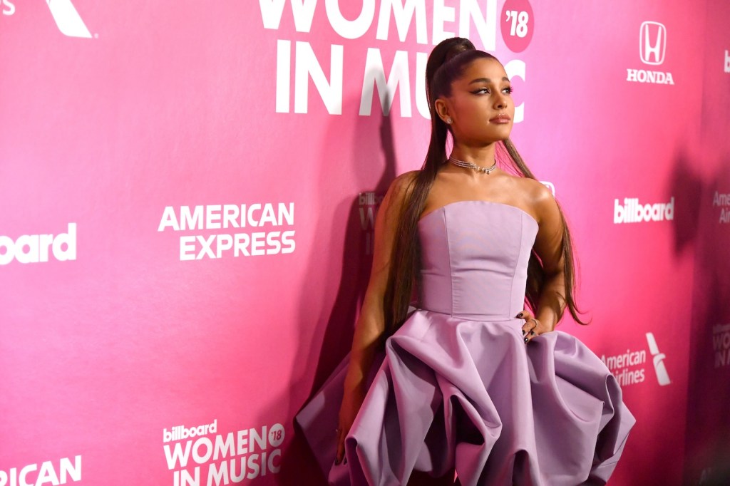 Ariana Grande en la alfombra roja de los premios Billboard Women in Music en 2018.