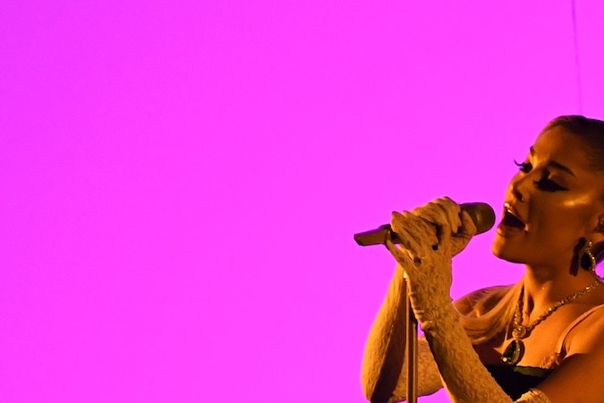 Ariana Grande cantando en los Grammy Awards de 2020.