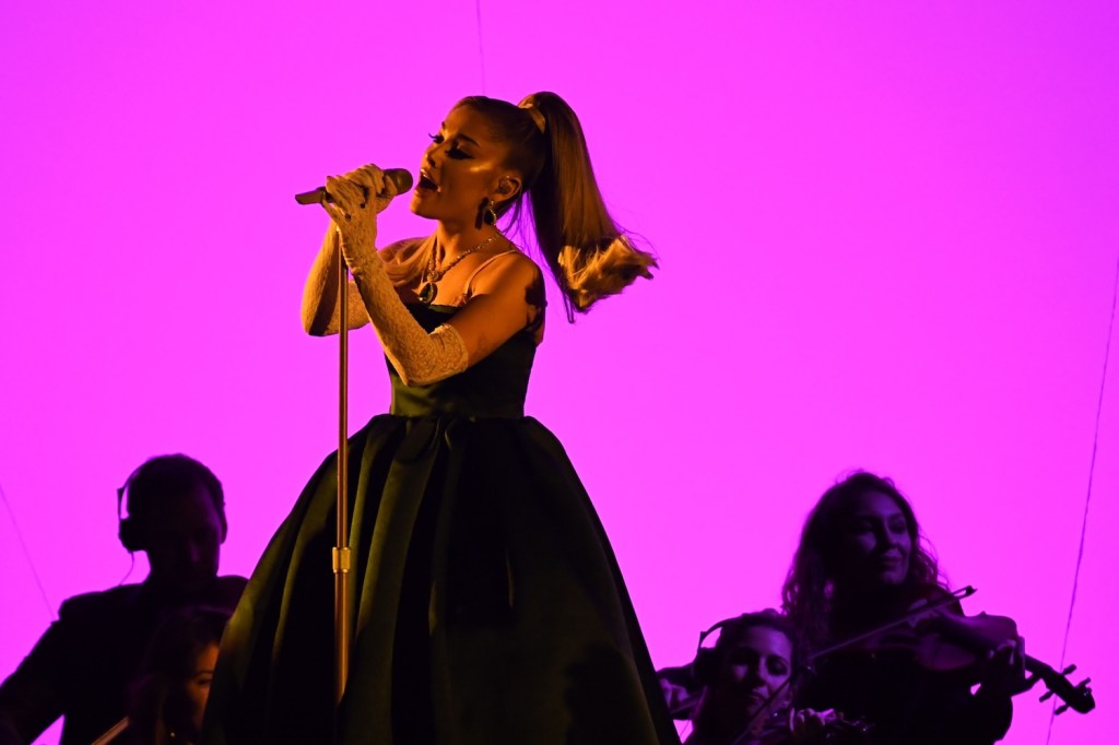 Ariana Grande cantando en los Grammy Awards de 2020.