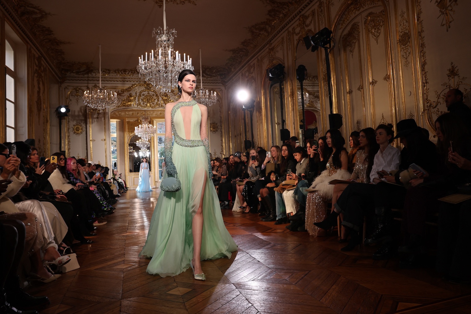 Look del desfile de Georges Hobeika en Paris Fashion Week Haute-Couture SS 2024.