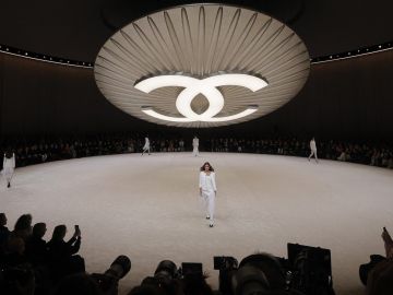 Chanel Haute Couture SS24: medias blancas, tul y otras tendencias de la nueva colección