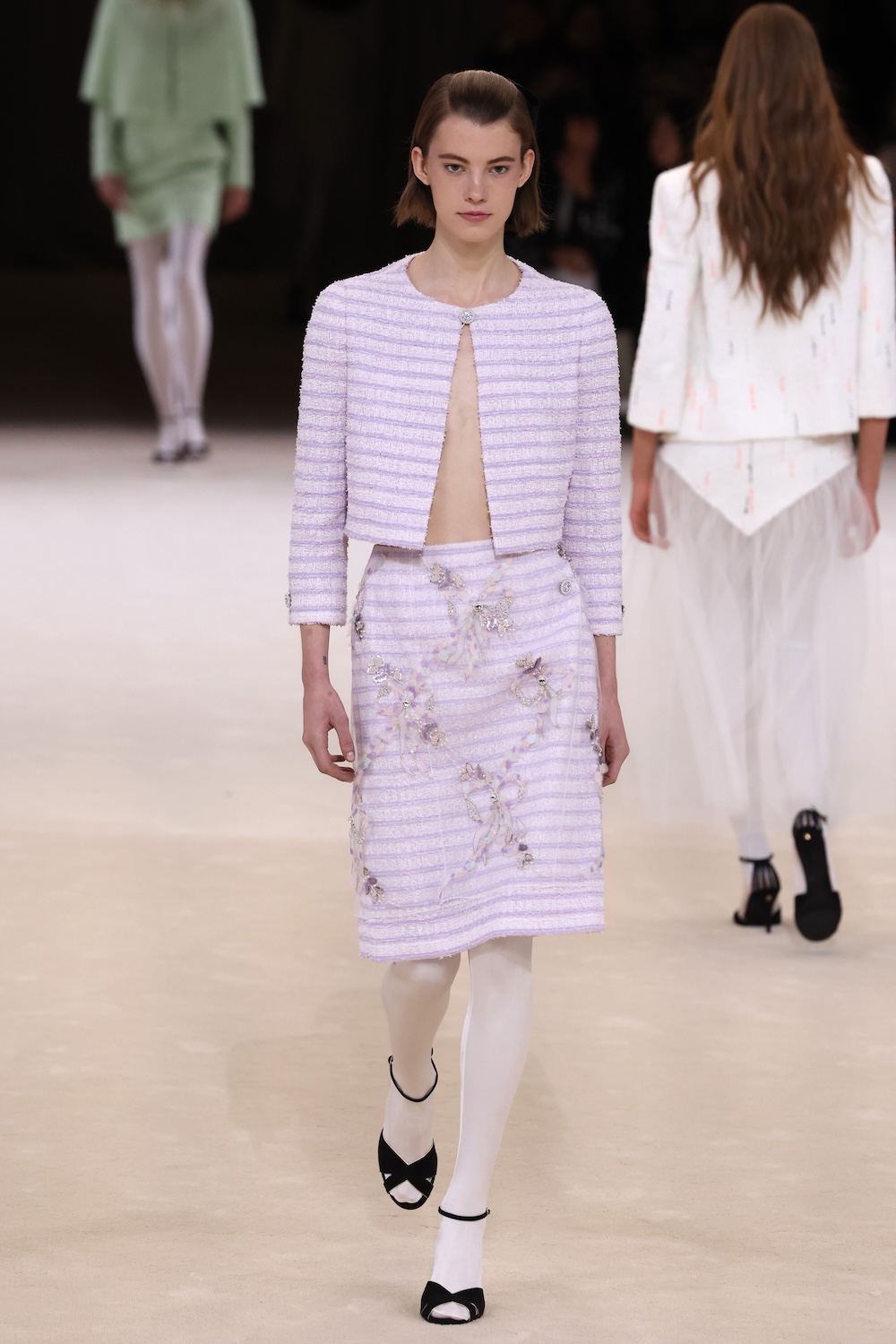 Modelo en el desfile de Chanel Haute Couture primavera/verano 2024 en París.