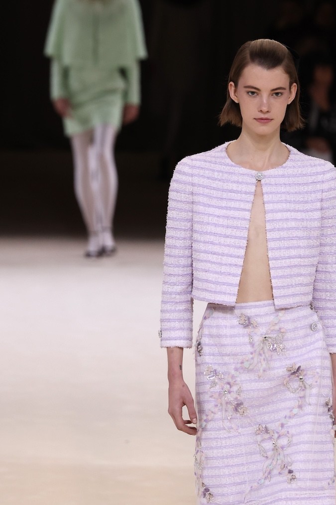 Modelo en el desfile de Chanel Haute Couture primavera/verano 2024 en París.