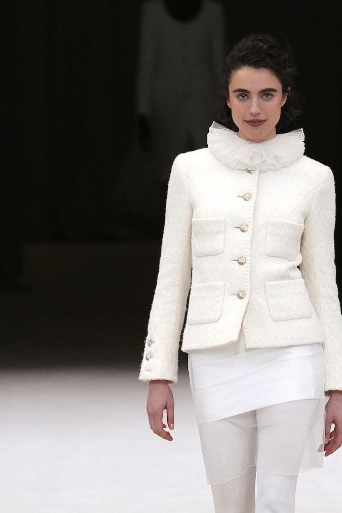 Margaret Qualley en el desfile de Chanel Haute Couture primavera/verano 2024 en París.
