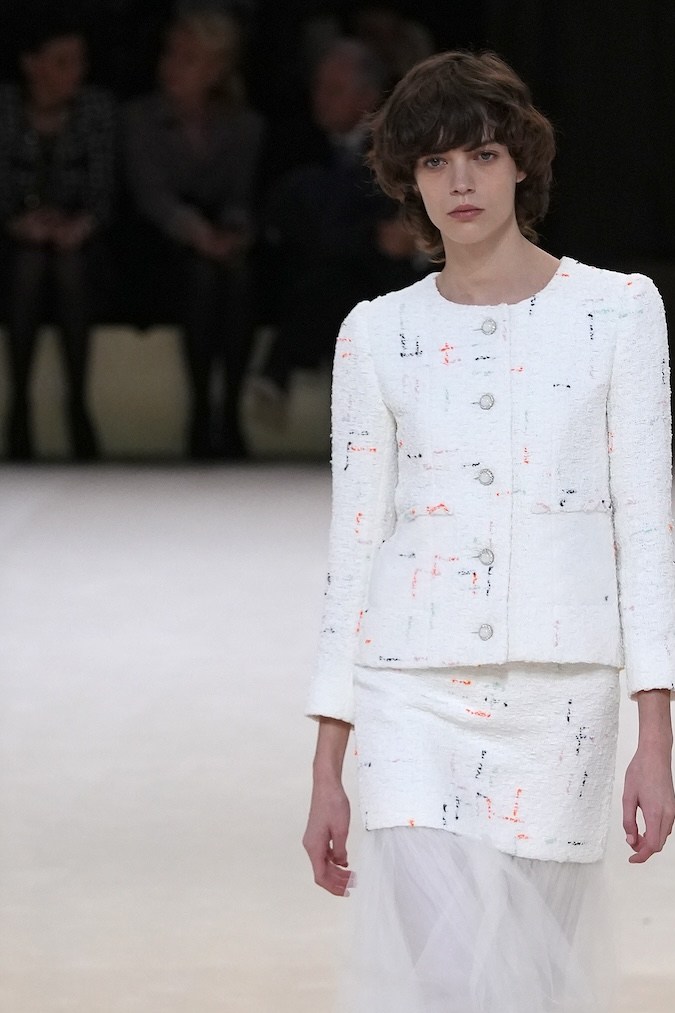 Modelo en el desfile de Chanel Haute Couture primavera/verano 2024 en París.