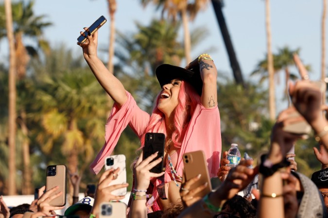 Los precios de Coachella 2024, hasta el momento, comienzan en $499 dólares.