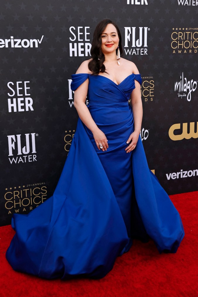 Lily Gladstone en la alfombra roja de los Critics Choice Awards 2024.