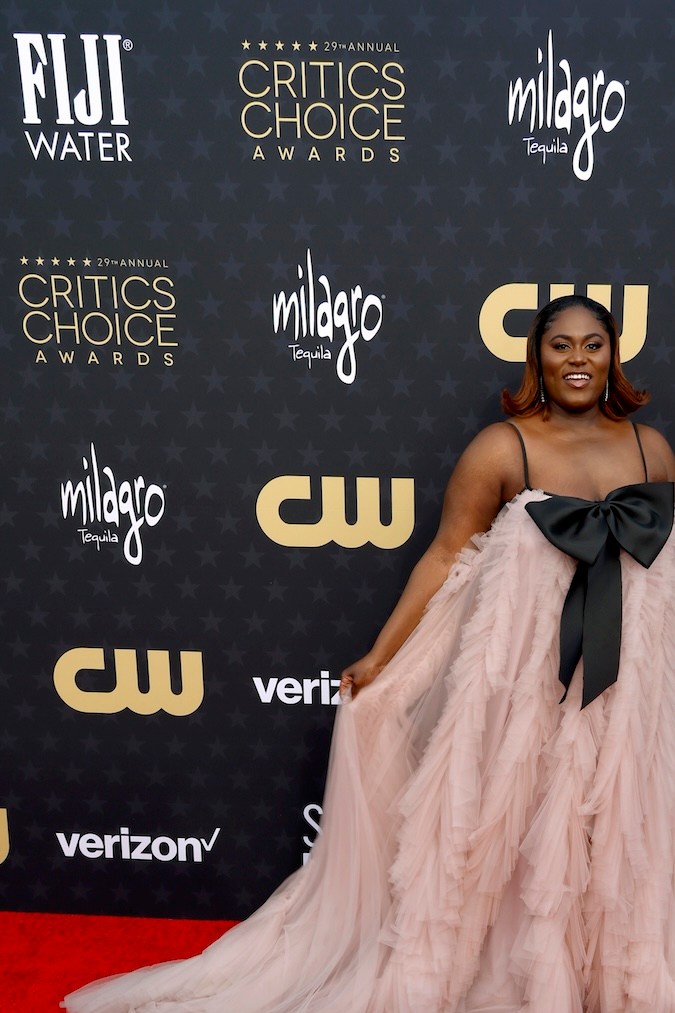 Danielle Brooks en la alfombra roja de los Critics Choice Awards 2024.