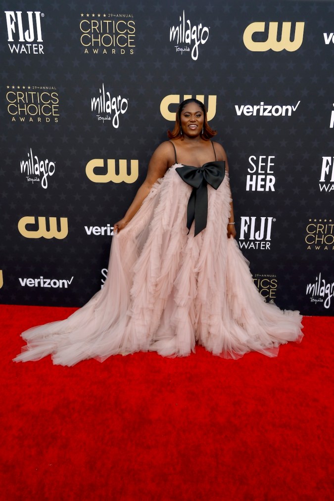 Danielle Brooks en la alfombra roja de los Critics Choice Awards 2024.