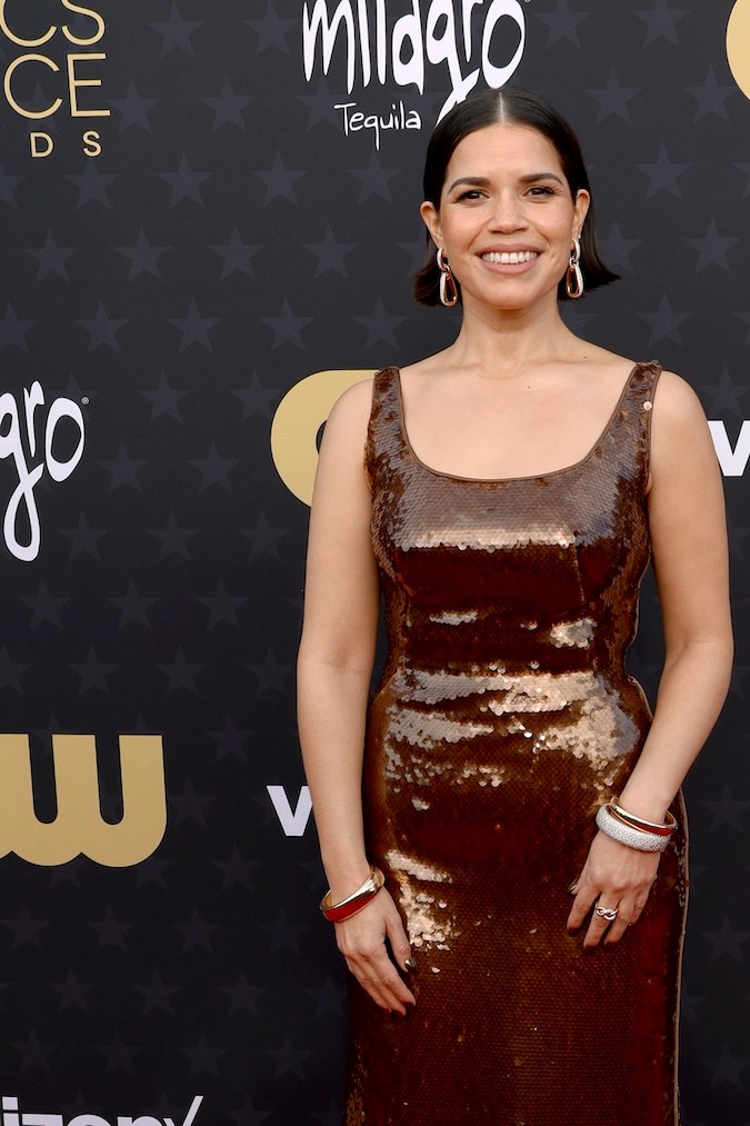 America Ferrera en la alfombra roja de los Critics Choice Awards 2024.