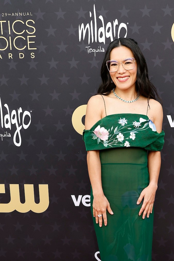 Ali Wong en la alfombra roja de los Critics Choice Awards 2024.
